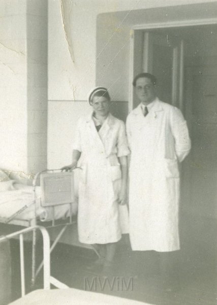 KKE 4631.jpg - Fot. Szpital. Jadwiga Jarzynowska (z domu Siemaszko) – mama Marii Jolanty Mierzejewskiej (z domu Jarzynowska) z lekarzem, Głębokie, 1938 r.